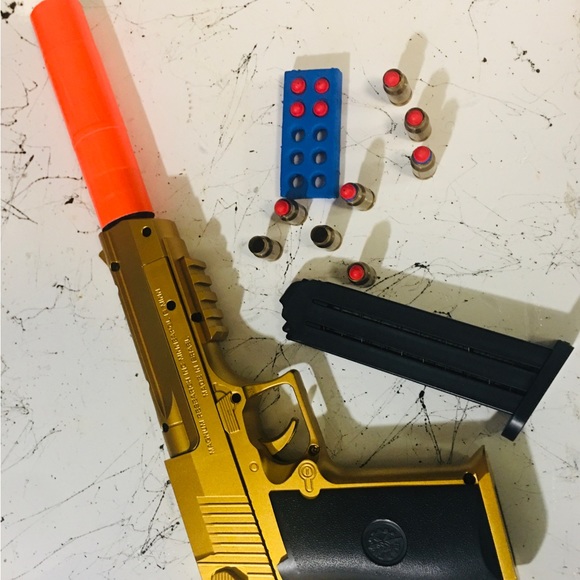 Toy Gun 🎯 🔫Soft Bullets & Shell Ejecting Magazine 24k GOLD Desert Eagle 50 cal - Picture 3 of 9